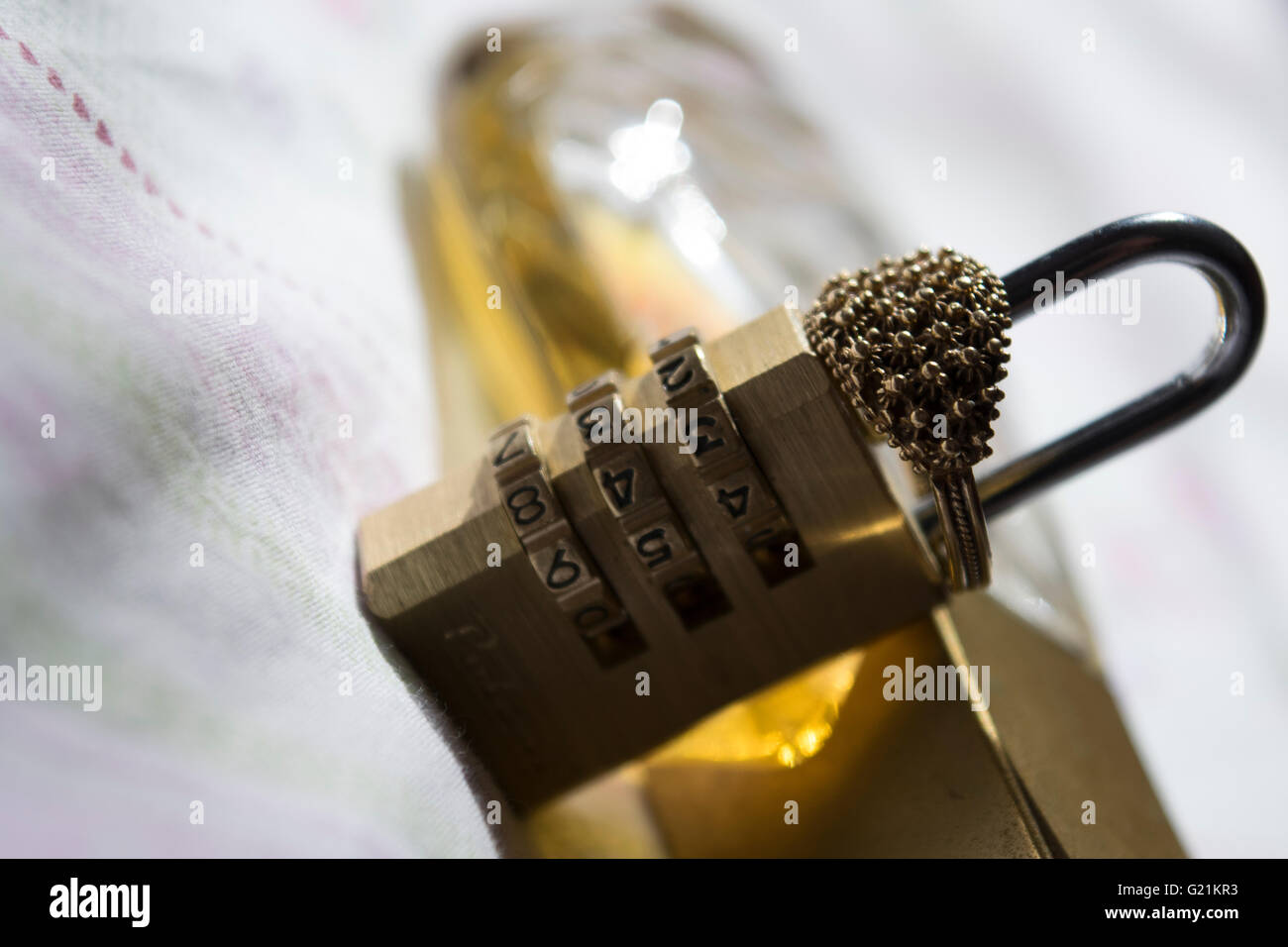 Fede sarda joyas en filigrana, anillo de boda tradicional de Cerdeña en frasco de perfume Foto de stock