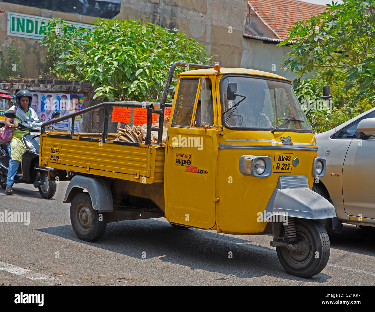 Tres wheeler mini amarilla van en Cochin, India Foto de stock