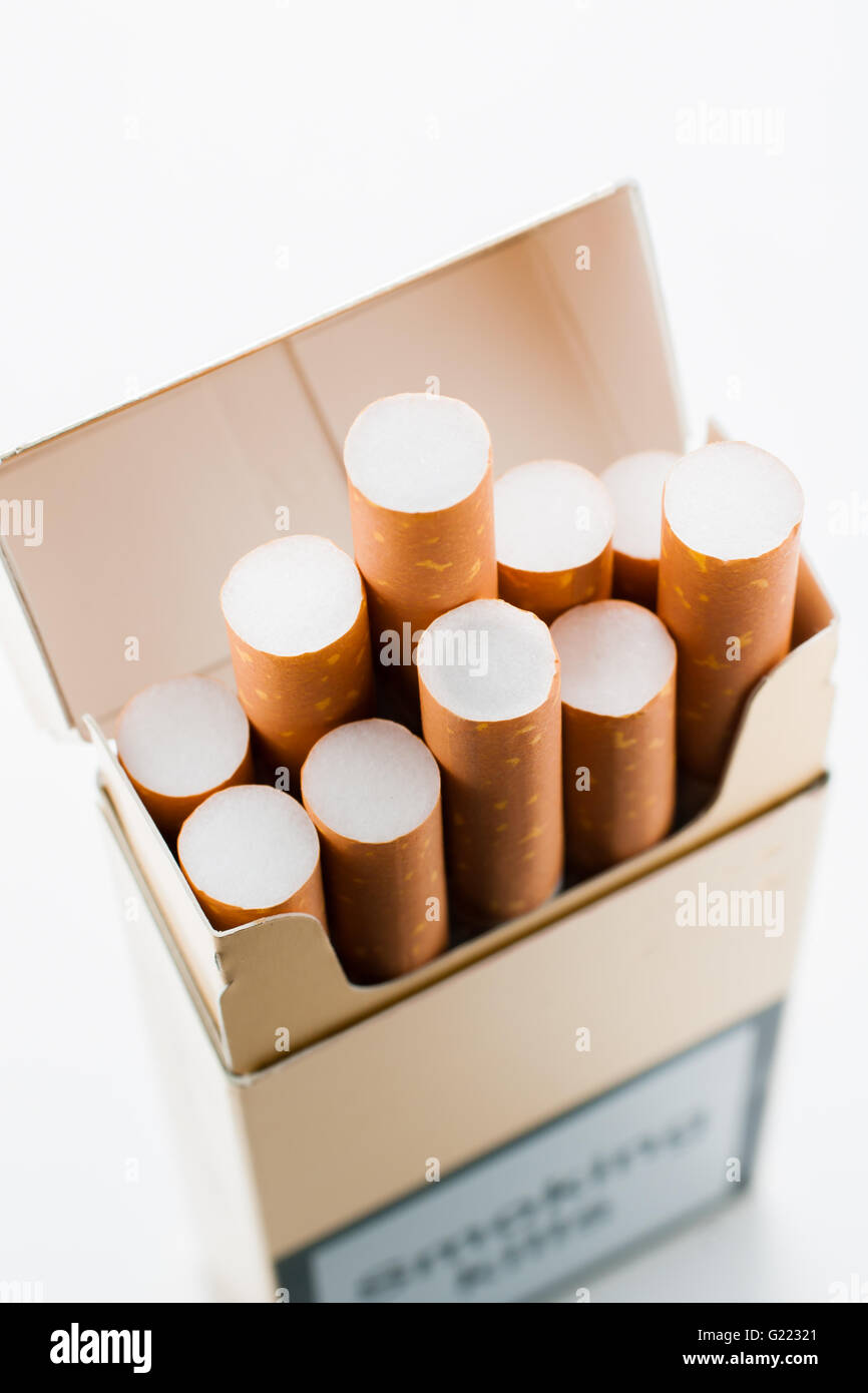Paquetes de diez cigarrillos ahora está prohibido desde el 21 de mayo de 2017 en virtud de la Directiva sobre productos del tabaco de la Unión Europea de 20 de mayo de 2016 Foto de stock