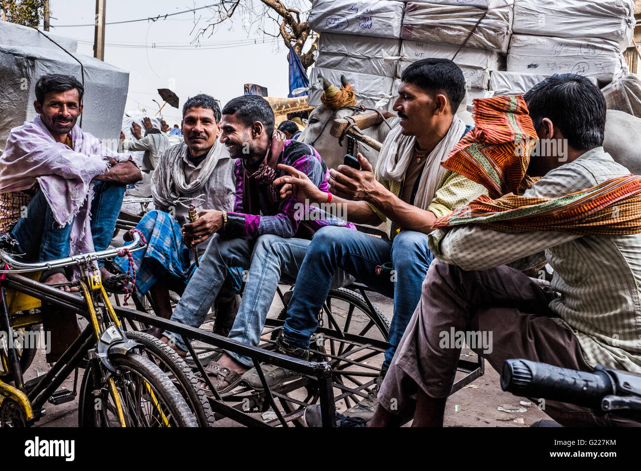 Los cargadores del mercado divertirse entre trabajo, Delhi, India Foto de stock