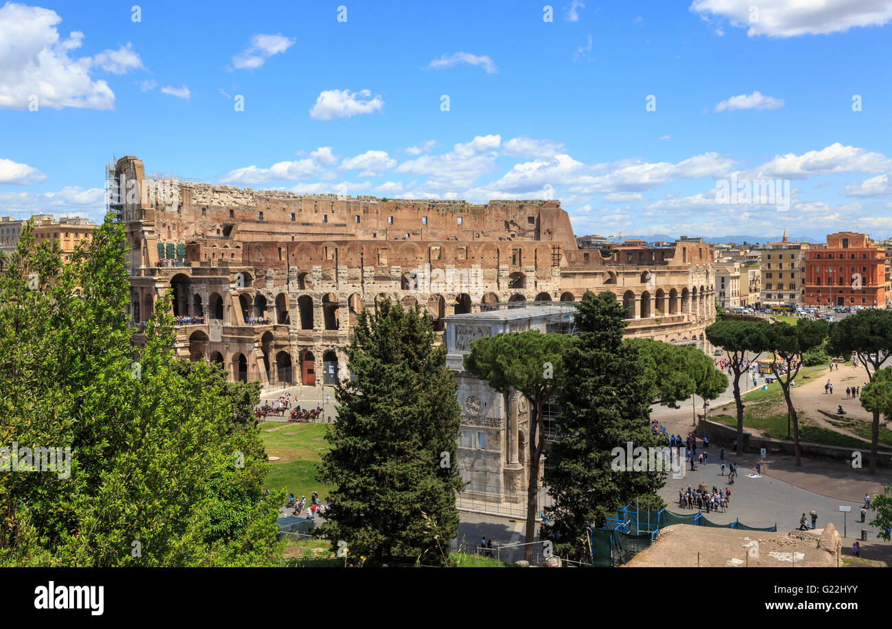 El Coliseo de Roma y el Arco de Constantino, ruinas espectaculares desde los tiempos de la Roma Imperial, visto desde el foro, cielo azul Foto de stock