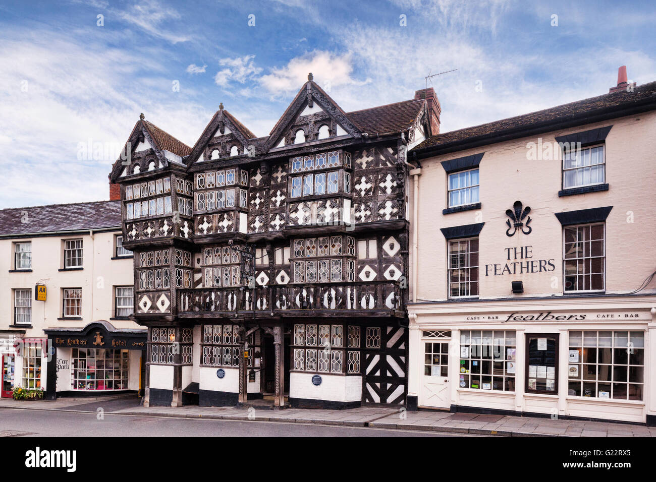 El Hotel Feathers, una ornamentada, listado como grado 1, edificio de estilo Tudor en Ludlow, Shropshire, Inglaterra, Reino Unido. Foto de stock