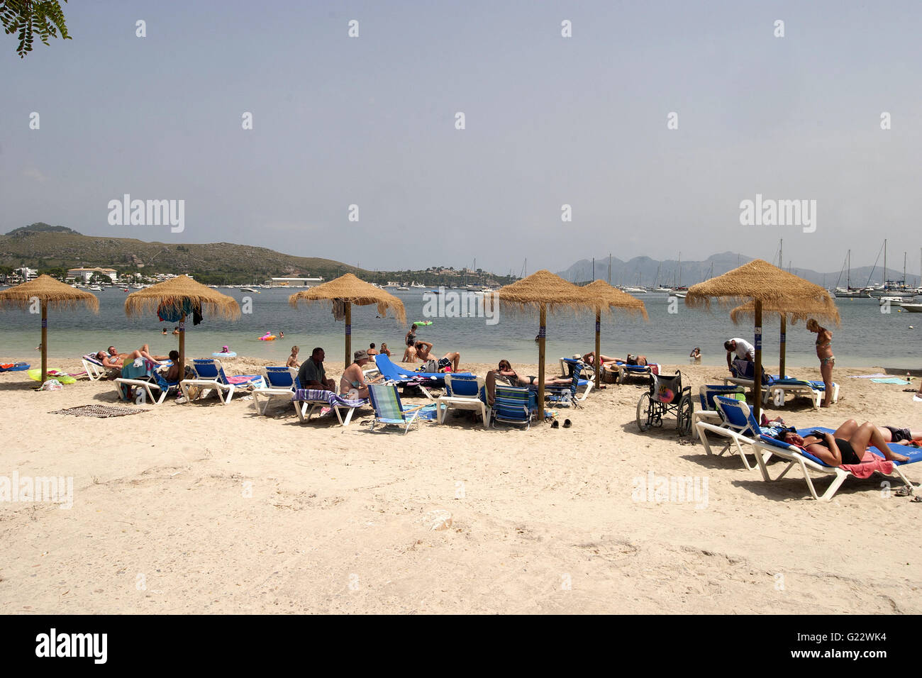 Una bella imagen de turistas tomando el sol en la playa en la soleada de Palma de Mallorca, España, playa, turismo, vacaciones, verano Foto de stock
