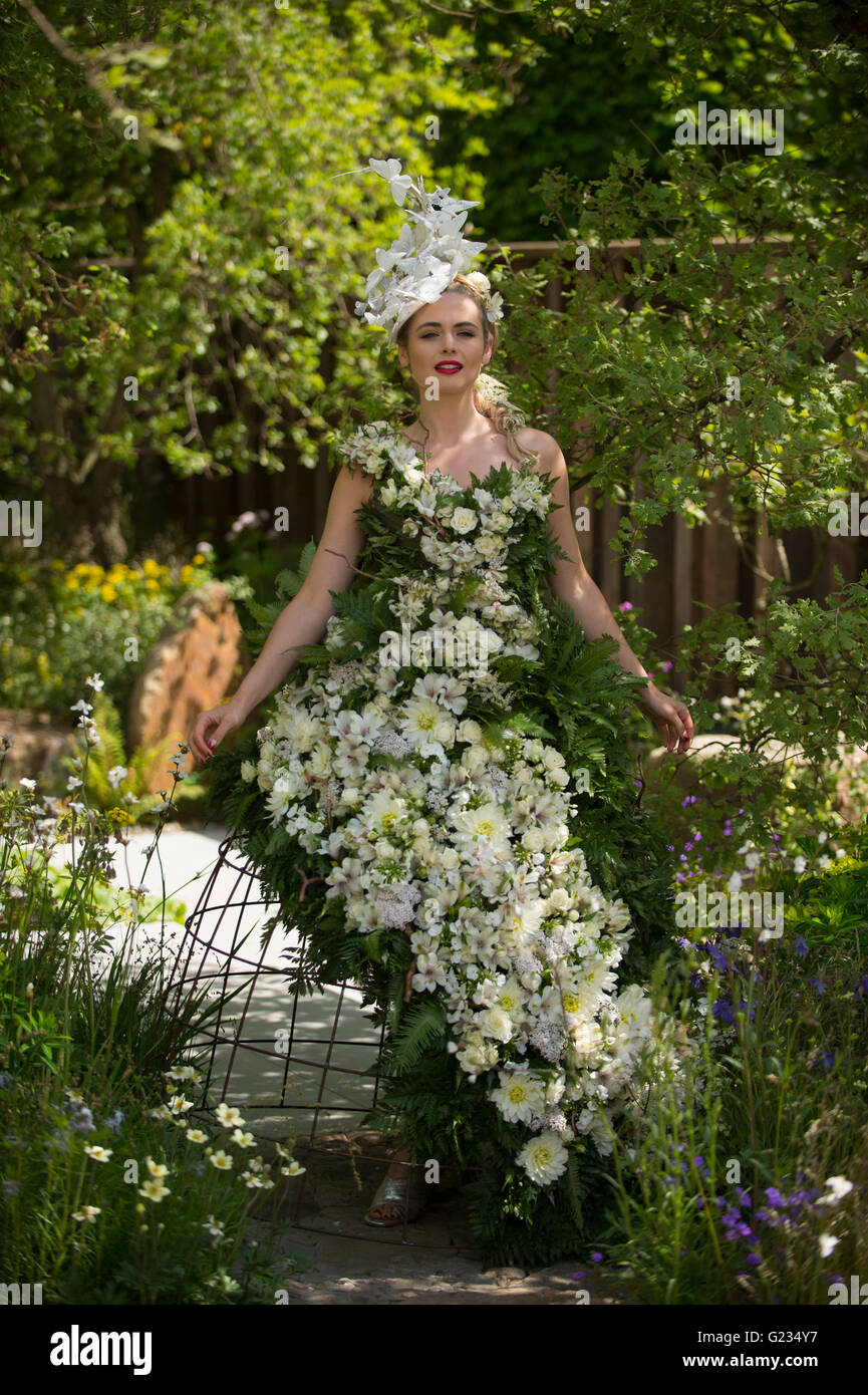Chelsea, Londres, Reino Unido. 23 de mayo de 2016. Vestido hecho desde 1500  las flores verdaderas se visualiza en un modelo en el M&G Jardín. Día de la  prensa para el mundialmente