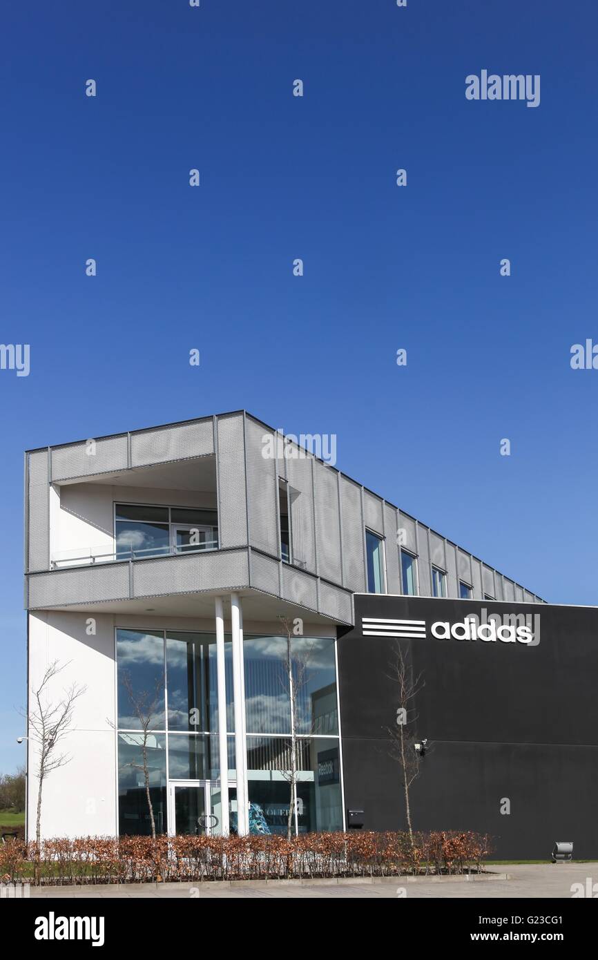 Edificio de oficinas de Adidas Foto de stock