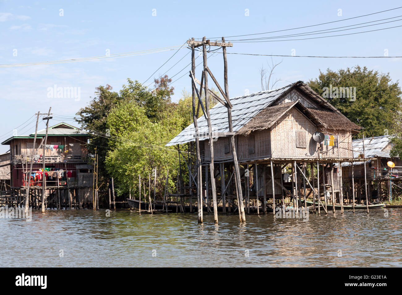 Luz y encima de sus zancos, el Lago Inle casas sorprende por la variedad de sus formas y colores (Myanmar). Foto de stock