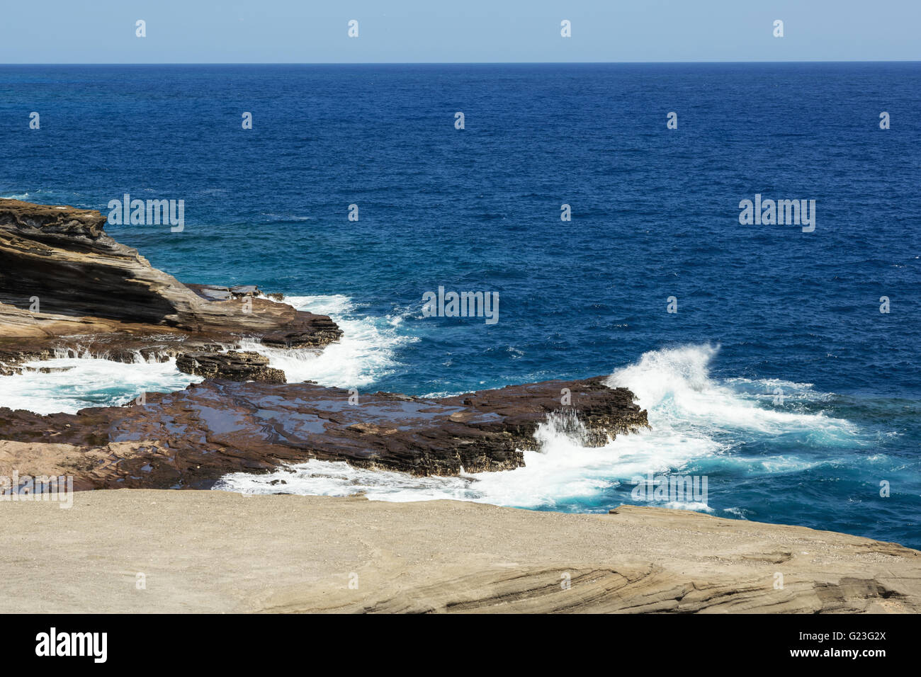 Olas rompiendo en los acantilados cerca de Lanai Lookout Foto de stock