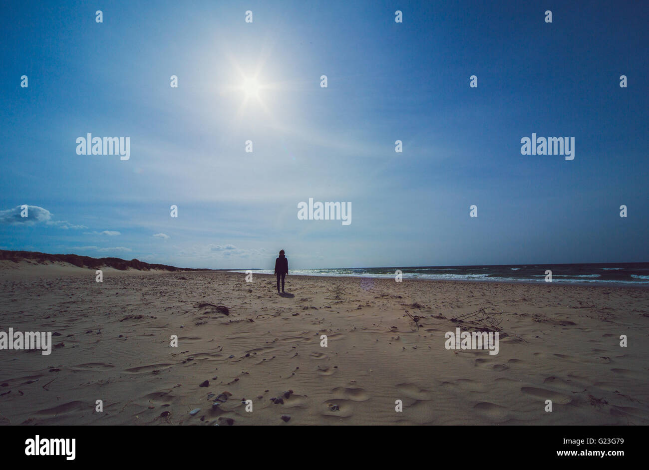 Persona solitaria en la playa Foto de stock