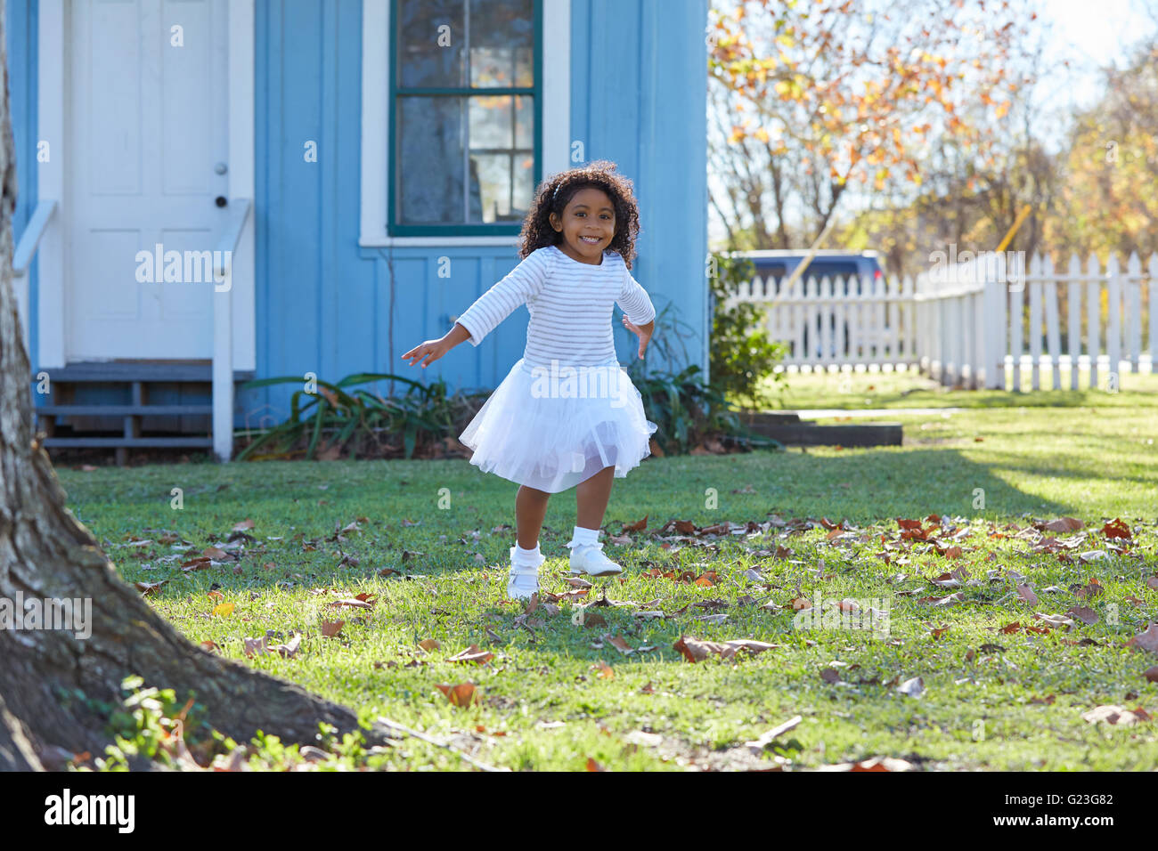 Niño Niño niña vestido blanco corriendo en jardín América etnicidad Foto de stock