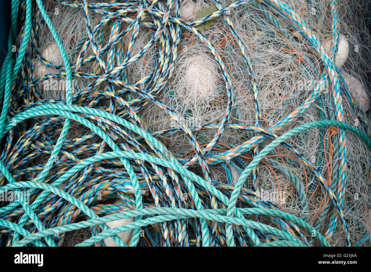 Las redes de pesca y cuerdas en el colorido puerto de Mevagissey Cornwall Gran Bretaña Foto de stock