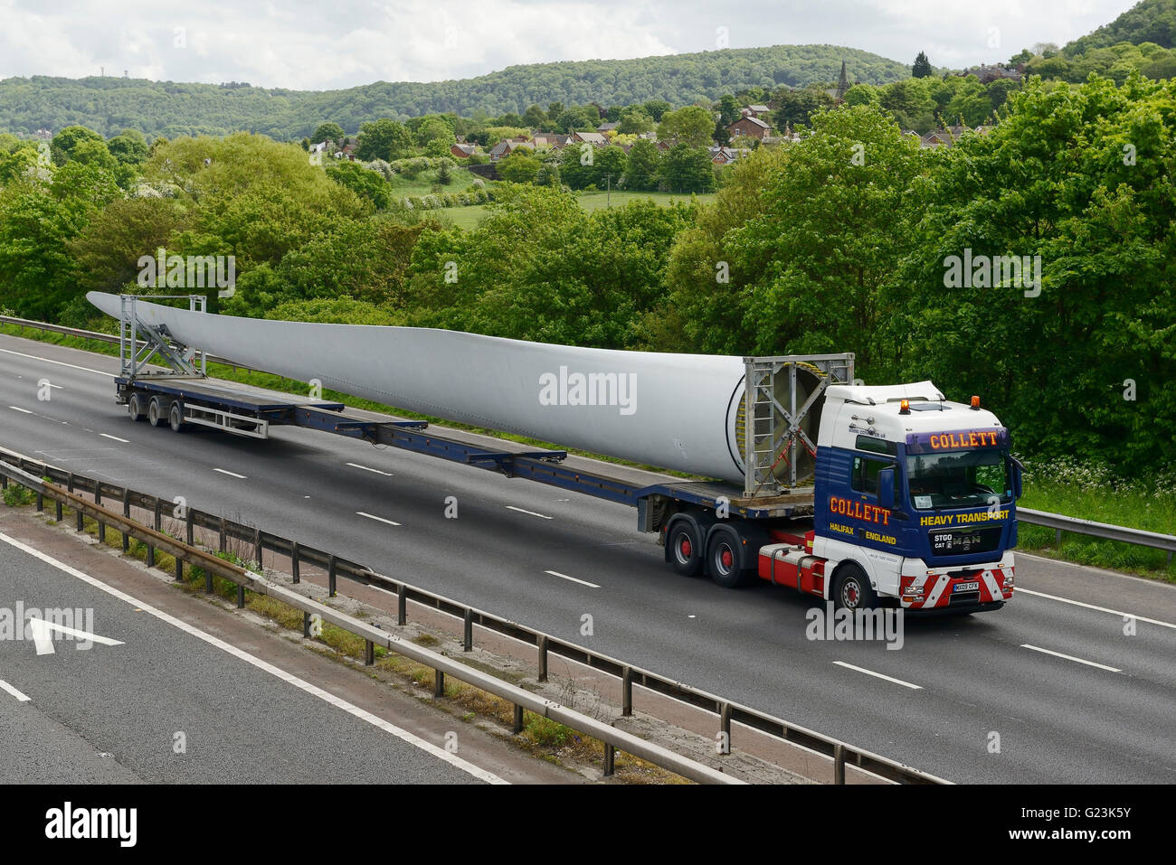Hoja de turbina viajando por la autopista M56 en Cheshire UK Foto de stock