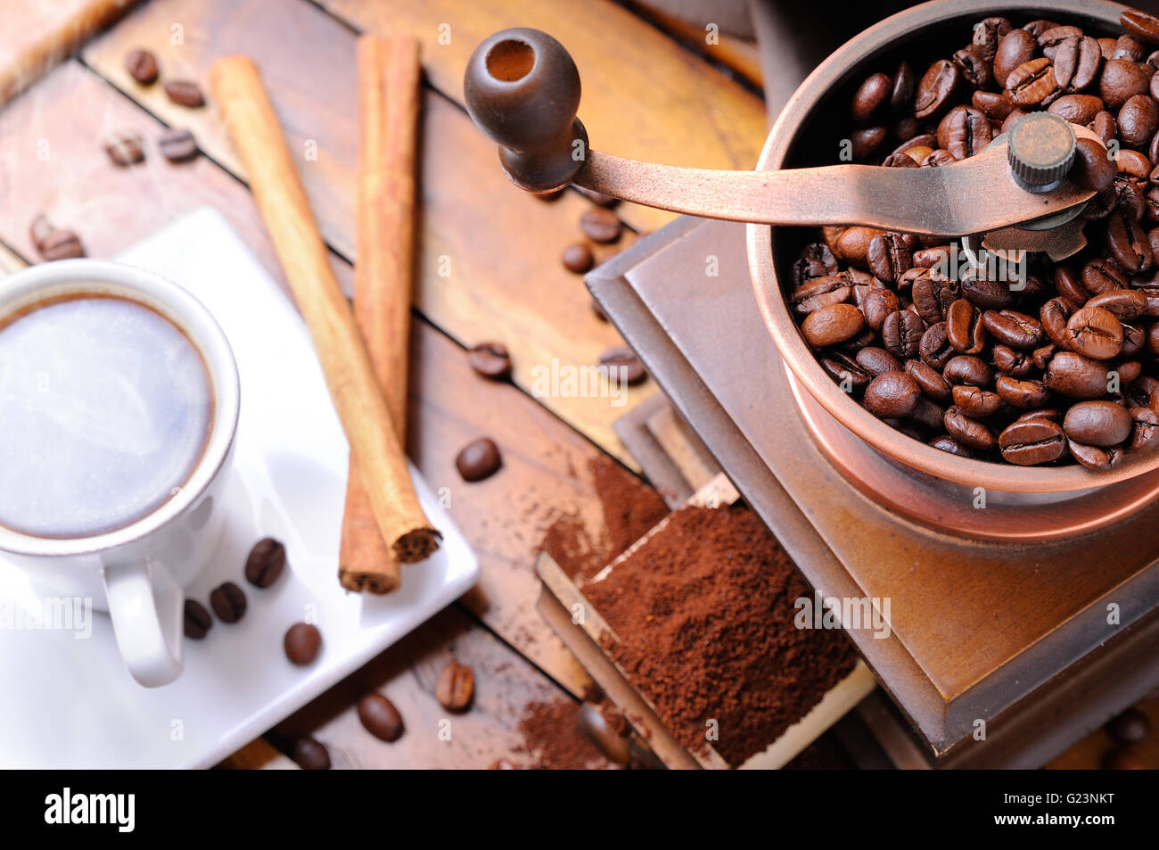 Preparar café fresco en moka en la olla de la estufa eléctrica. Medición de café  molido para moka pot. Mano sujetando cacito dosificador Fotografía de stock  - Alamy
