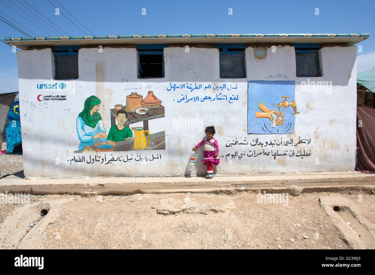 La educación en materia de higiene en un campamento de refugiados iraquíes Foto de stock