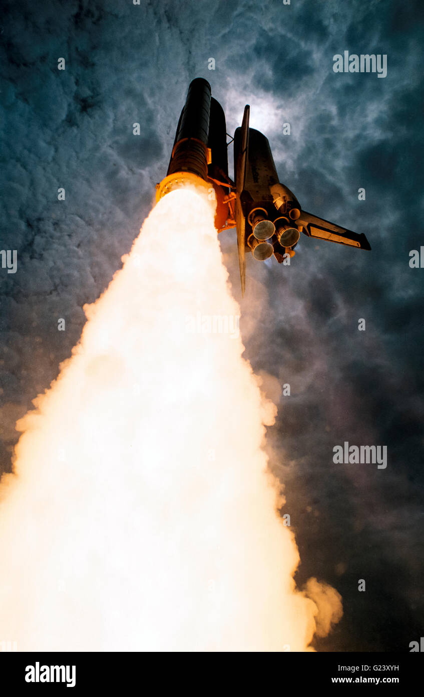 Lanzacohetes Spaceshatle aislado sobre fondo negro Foto de stock