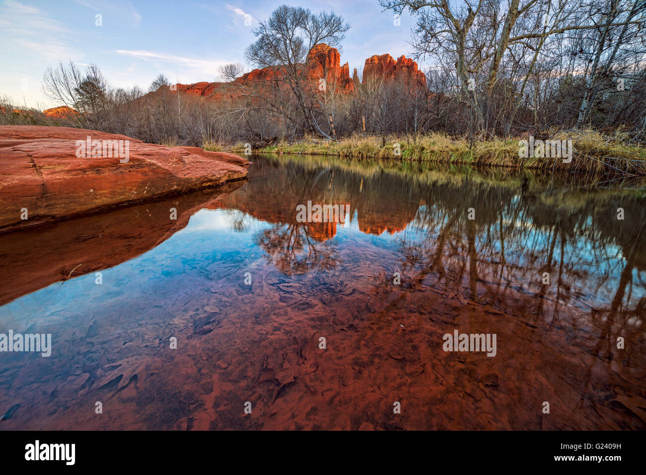 Reflejo del agua de Cathedral Rock de Oak Creek cerca de Sedona, Arizona, Estados Unidos Foto de stock