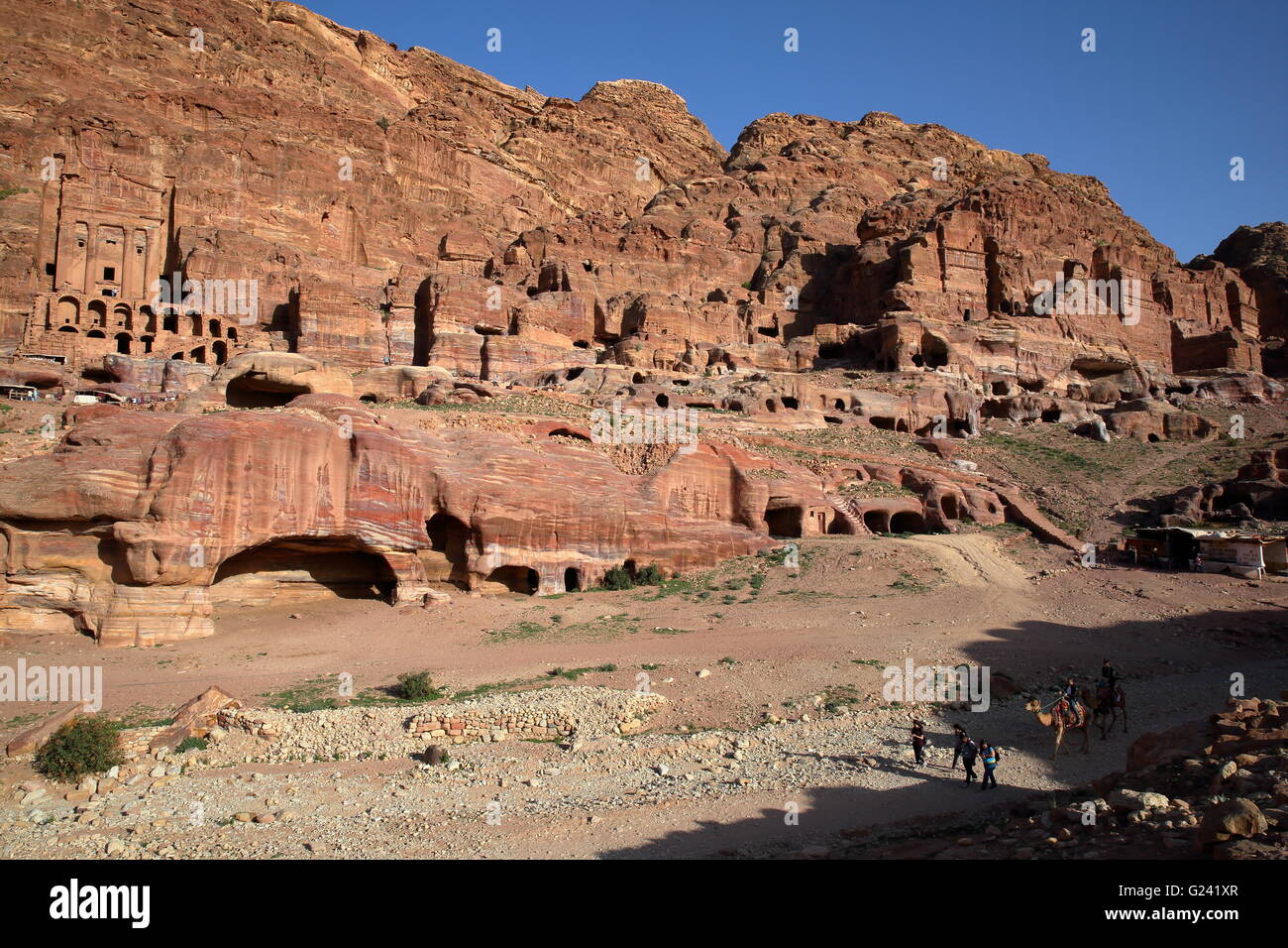 Vista general de las Tumbas Reales de Petra, Jordania, la Urna tumba del lado izquierdo Foto de stock