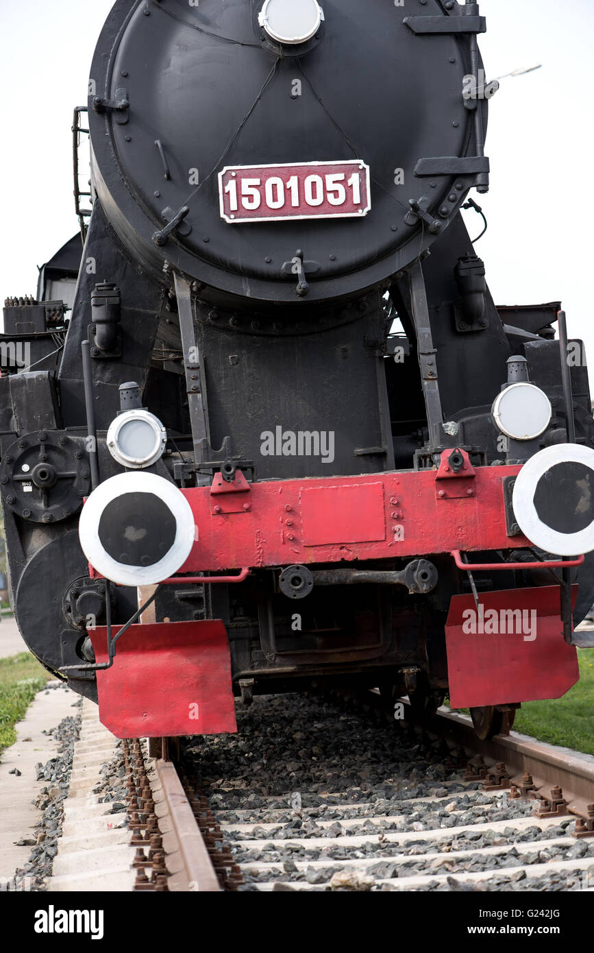 Vista frontal de la locomotora de vapor antigua en la luz natural Foto de stock