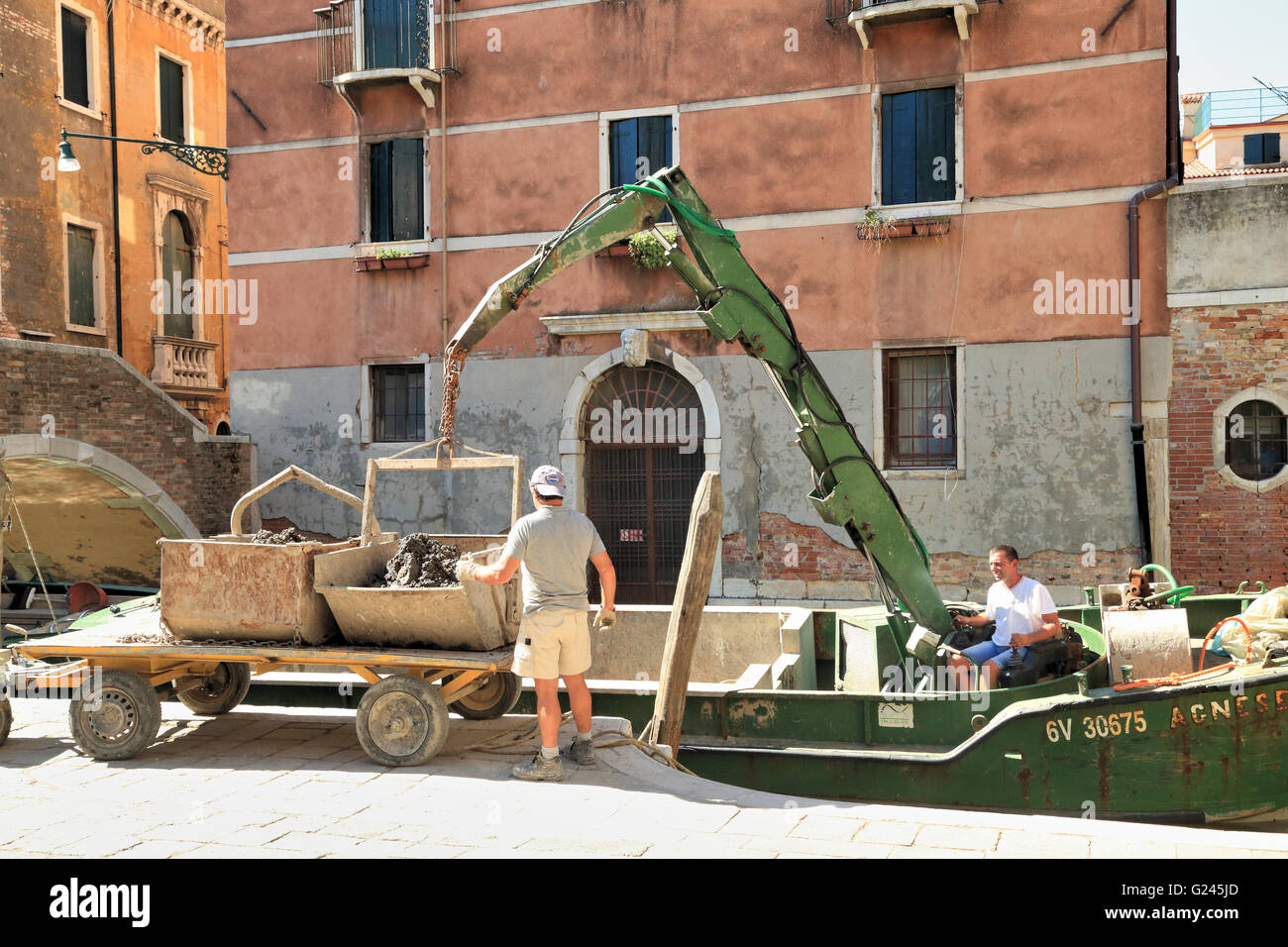 Los trabajos de construcción para reconstruir el Palazzo Zambelli Pemma Foto de stock