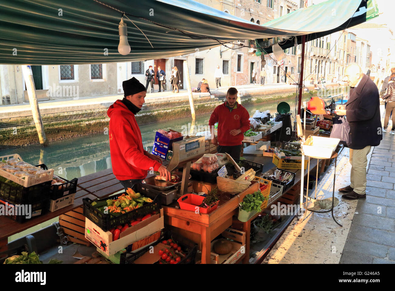La Barca - Frutas y Verduras tienda canal boat en Venecia. Foto de stock