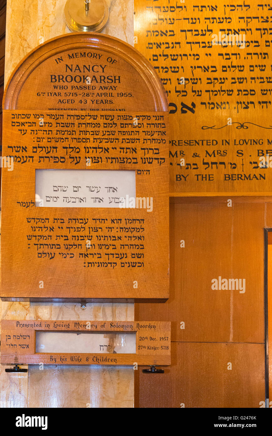 Inglaterra Londres Judío East End Sandys Row Synagogue schul templo memoriales placas de madera recordando fallecidos muertos Arca Hebrea letras de escritura en inglés Foto de stock