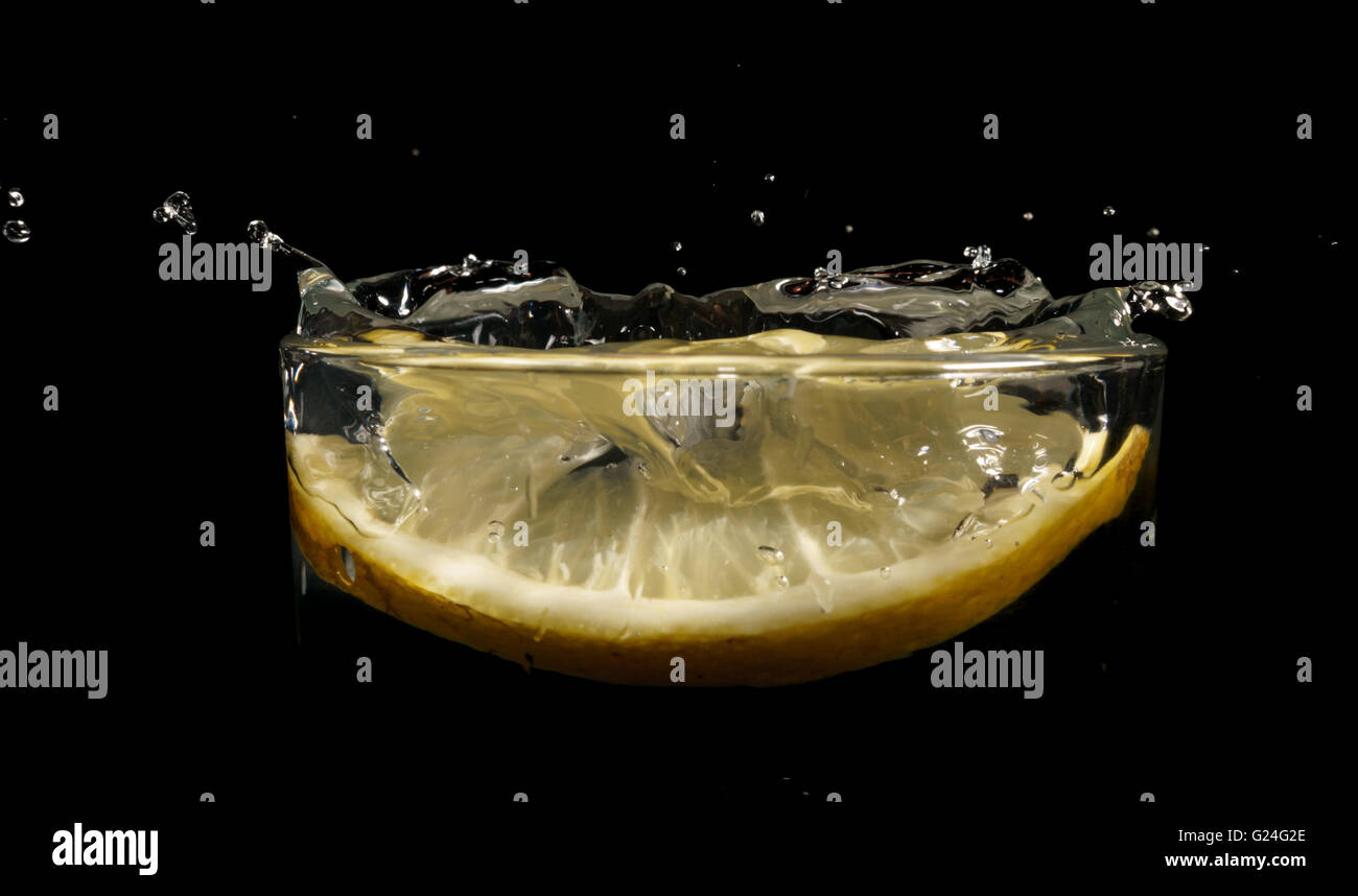 Vista lateral del vaso con agua y la rodaja de limón Foto de stock