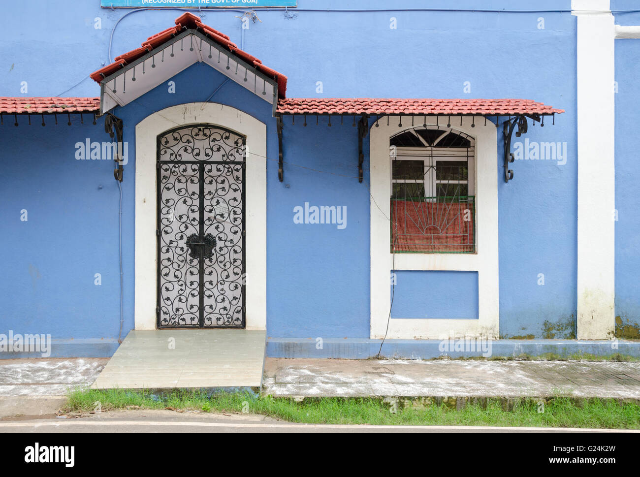 Fachada de una típica casa Portuguesa de color azul tradicional con techo  de tejas color rojo en Fontainhas, Panaji (Panjim), Goa Fotografía de stock  - Alamy