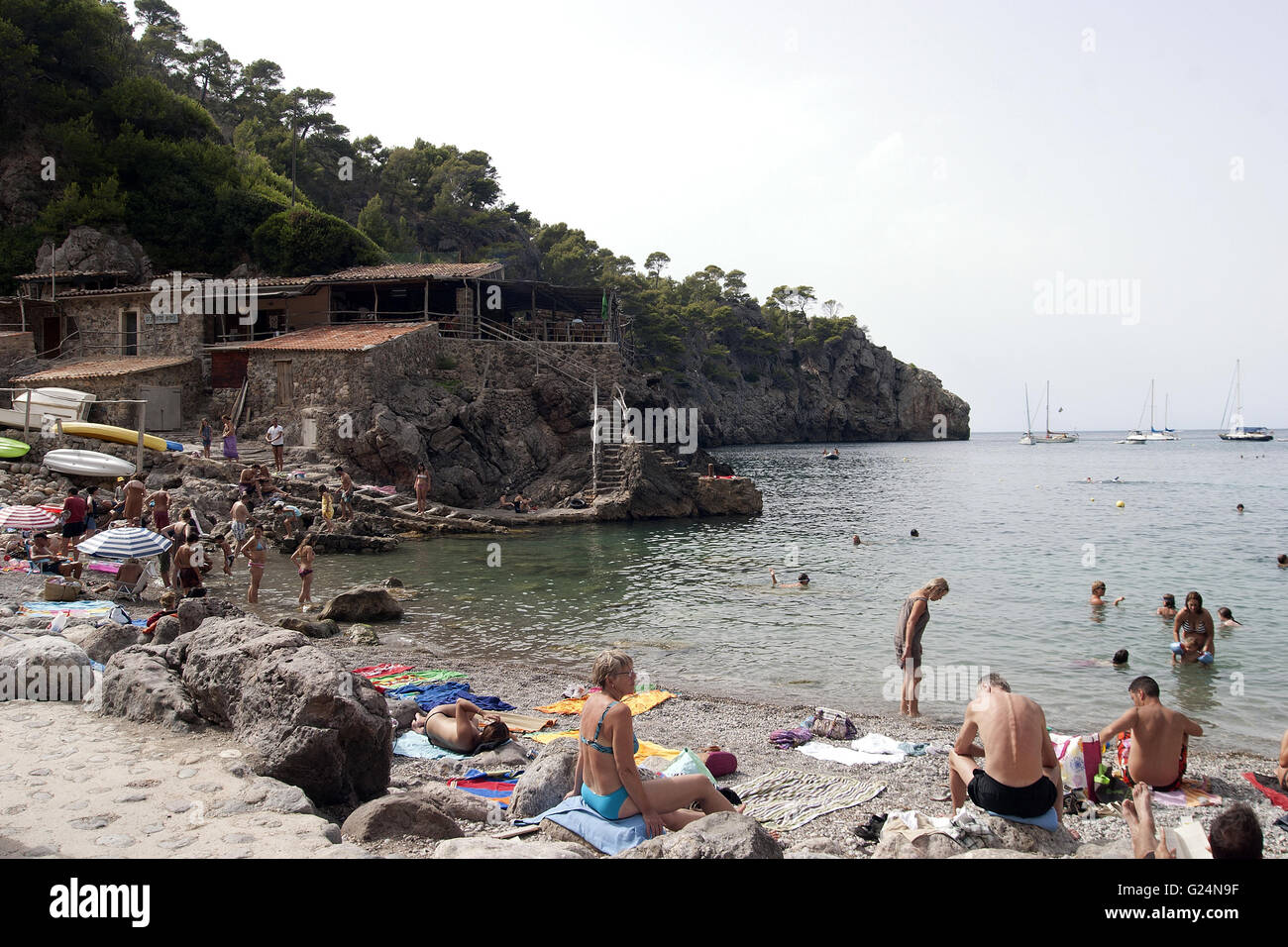 Una bella imagen de la playa de Palma de Mallorca con turistas tomando el sol, España, playa, turismo, vacaciones, barcos Foto de stock