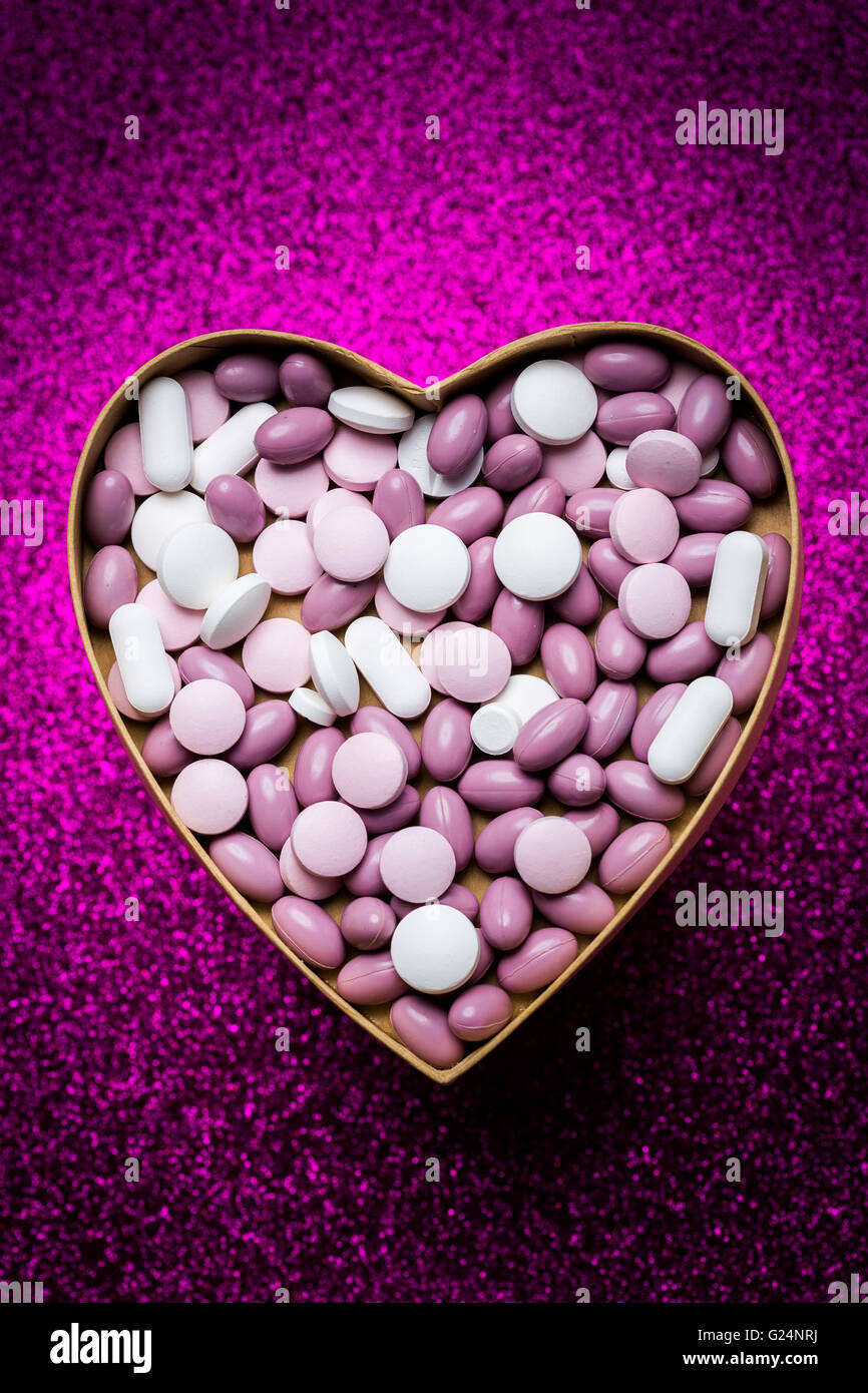 Los comprimidos genéricos y cápsulas en forma de corazón. Foto de stock
