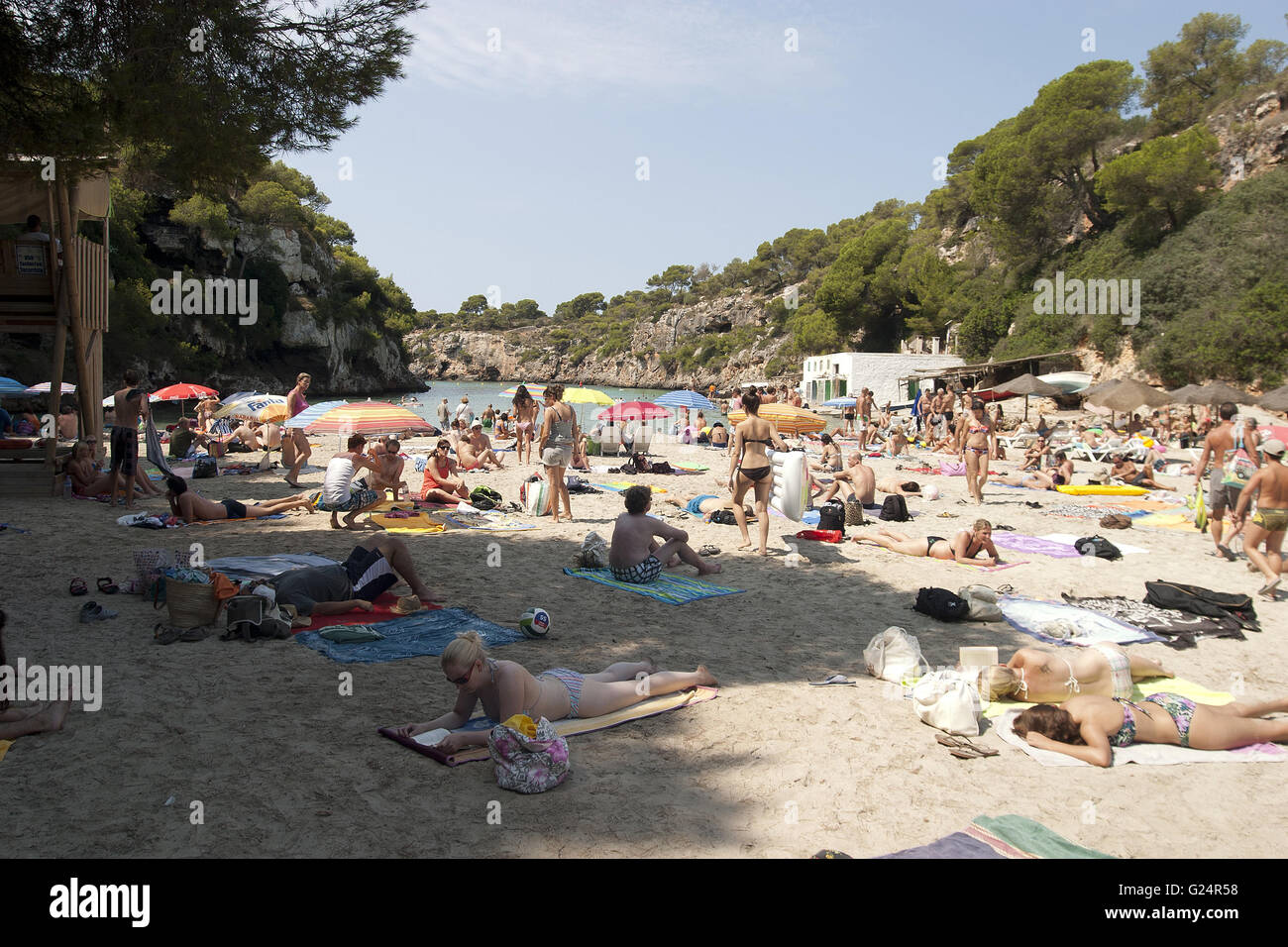 Una hermosa vista de la playa de Palma de Mallorca con un montón de gente, la vegetación, La Spiaggia di Palma di Maiorca, naturaleza, vacaciones Foto de stock