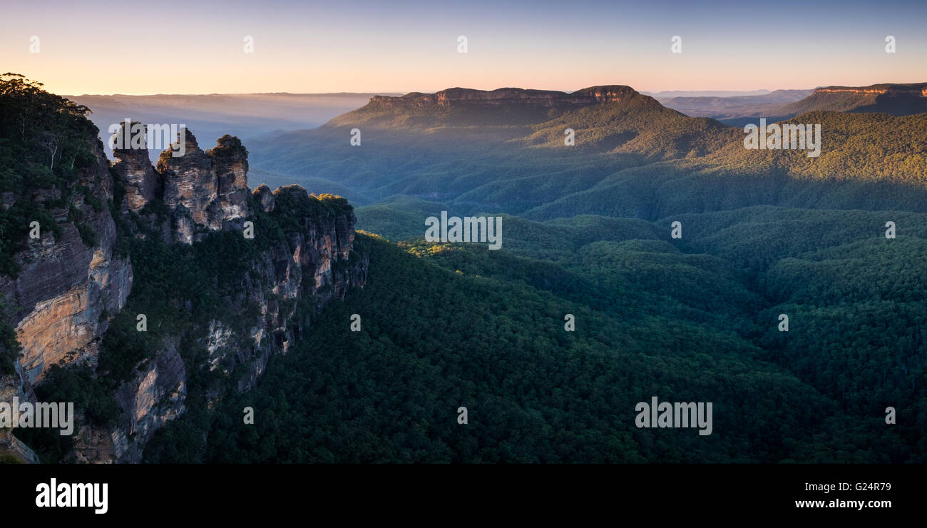 Amanece a las tres hermanas en las Montañas Azules, Australia Foto de stock