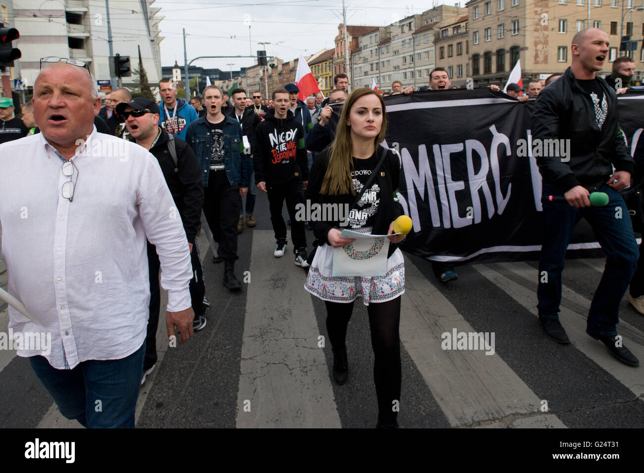 Wroclaw, Polonia. El 1 de mayo de 2016. Los miembros de la ONR (Campamento nacional Radical) marzo en calles de Wroclaw. Foto de stock