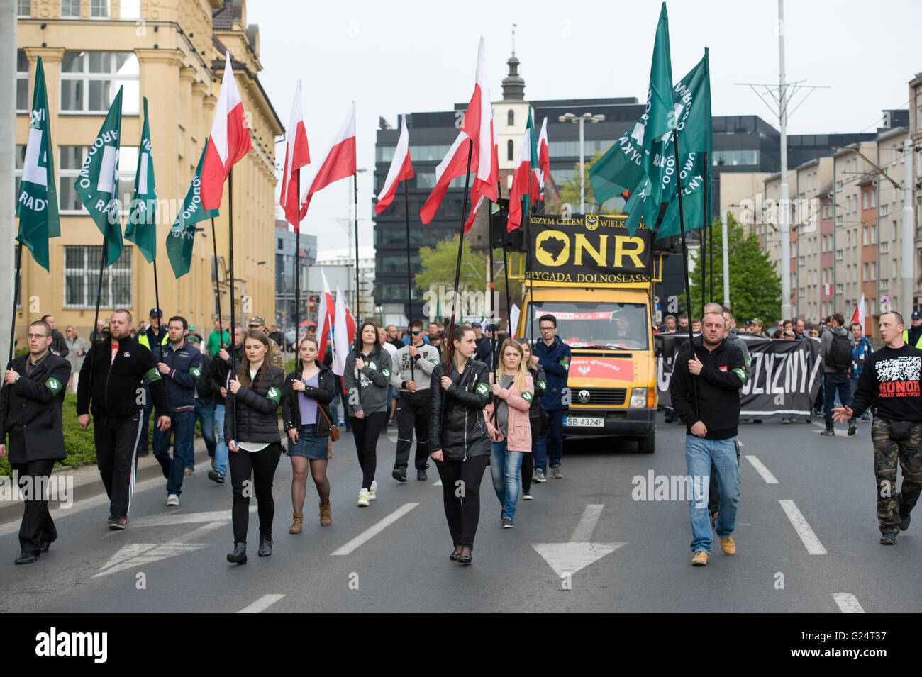 Wroclaw, Polonia. El 1 de mayo de 2016. Los miembros de la ONR (Campamento nacional Radical) marzo en calles de Wroclaw. Foto de stock