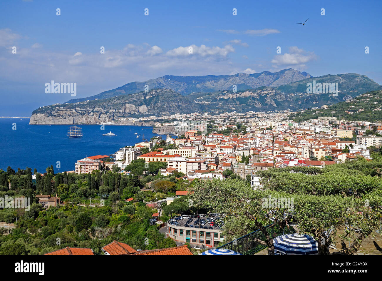 Vistas a la ciudad de Sorrento, hacia la bahía de Nápoles en la Península Sorrentina Campania Italia Europa Foto de stock