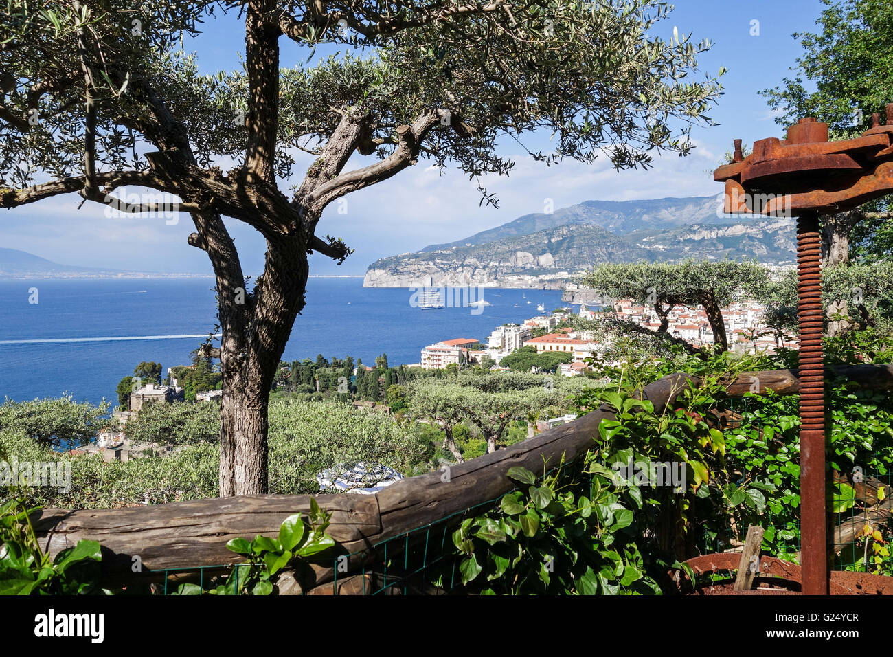 Vistas a la ciudad de Sorrento, hacia la bahía de Nápoles en la Península Sorrentina Campania Italia Europa Foto de stock