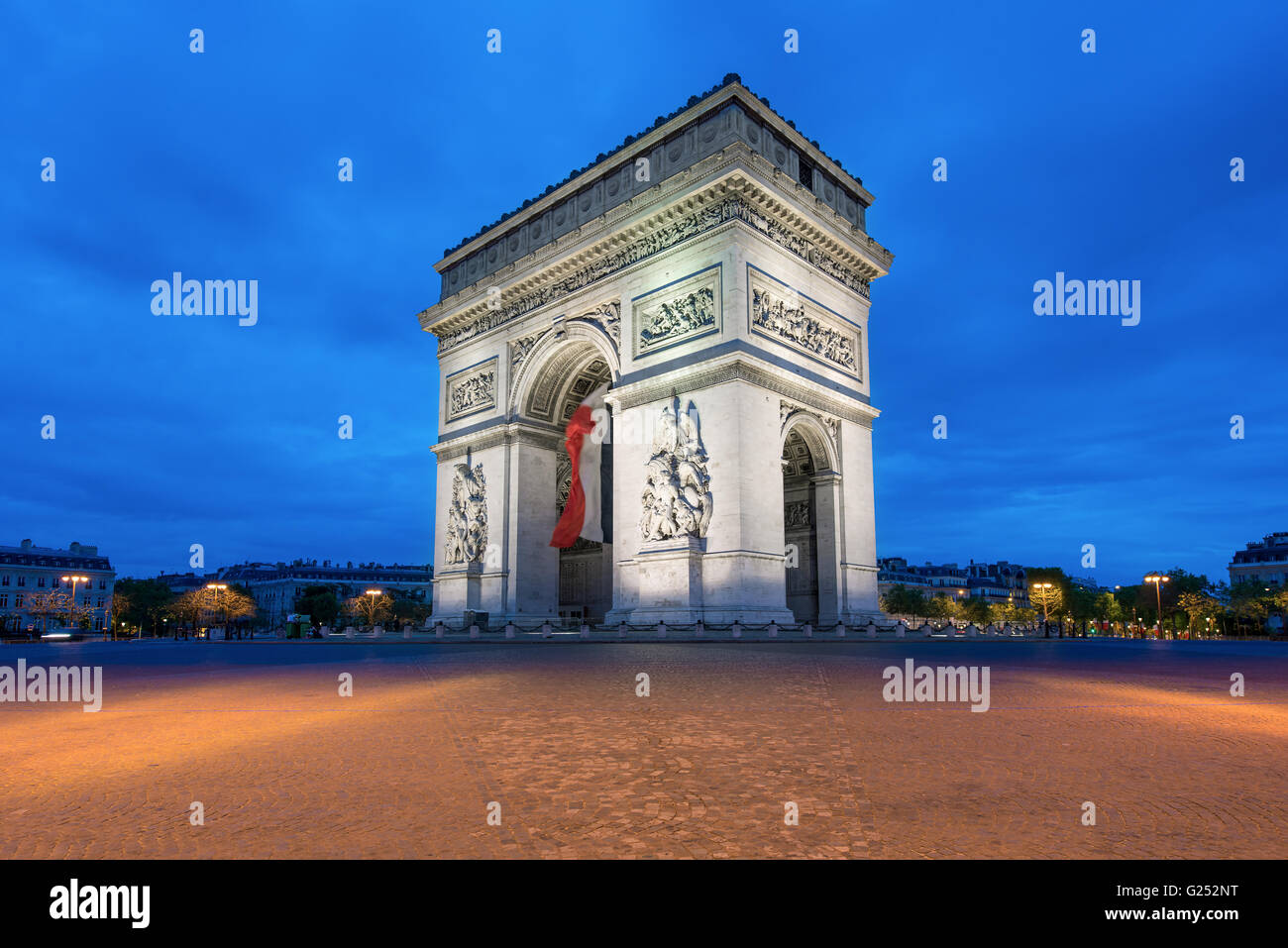 Arc de Triomphe al atardecer en París, Francia - Arco de Triunfo Foto de stock