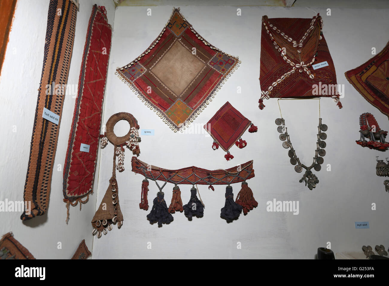 BANJARA Banjara casta - artículos mostrados en museo, Mahur Mahur Village, Maharashtra, India Foto de stock
