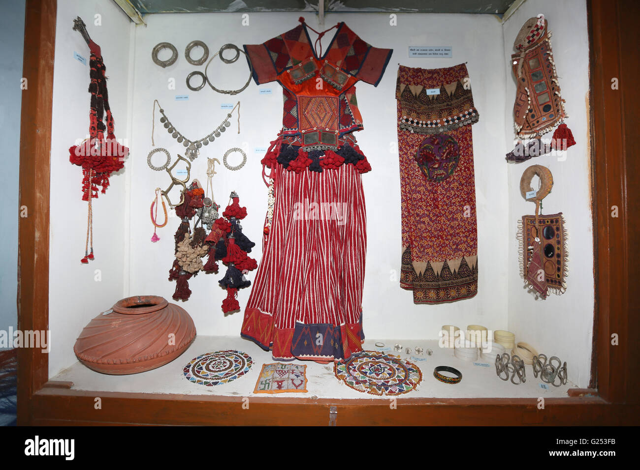 BANJARA Banjara casta - artículos mostrados en museo, Mahur Mahur Village, Maharashtra, India Foto de stock