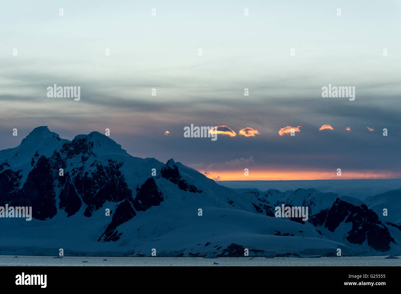Las montañas al amanecer Neko Harbour, la Antártida Foto de stock