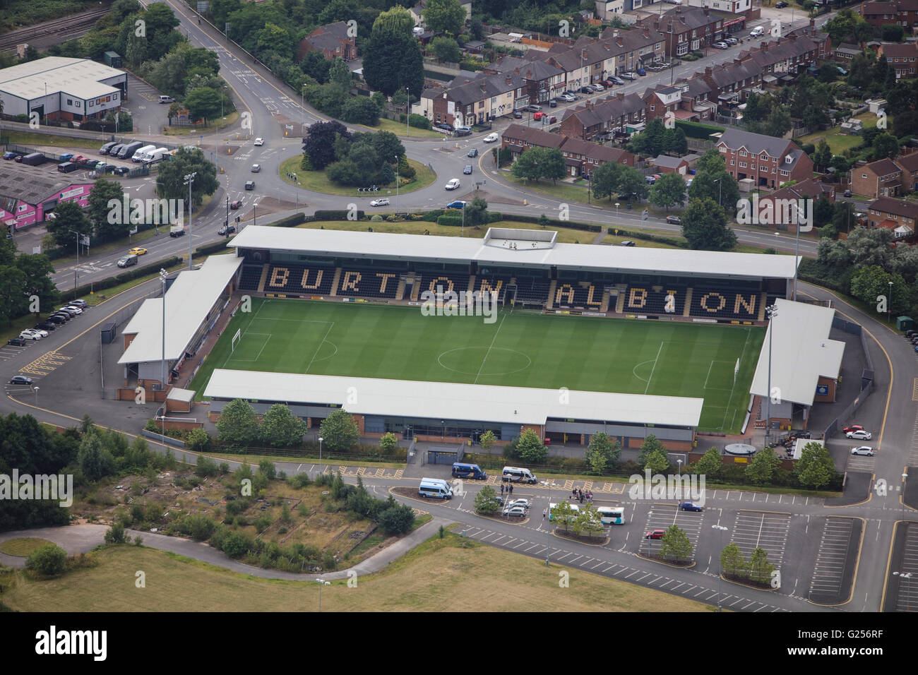 Una vista aérea de la Pirelli Stadium, hogar del Burton Albion FC Foto de stock