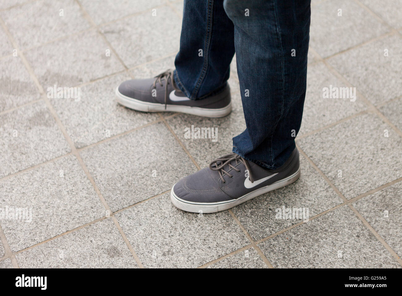 El hombre que llevaba zapatillas Nike zapatos de tela - EE.UU Fotografía de  stock - Alamy