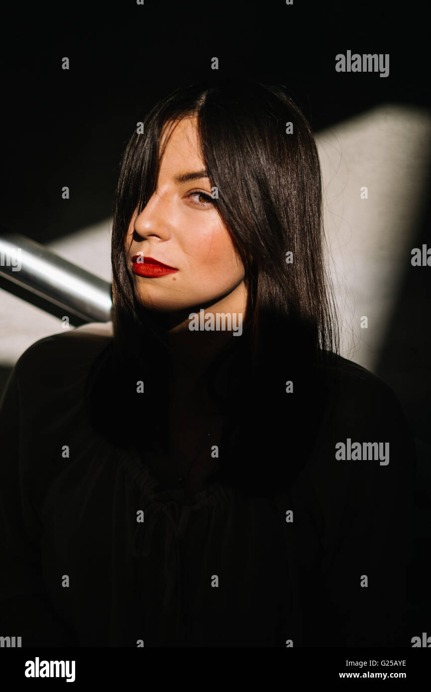 Retrato de una mujer en las sombras Foto de stock