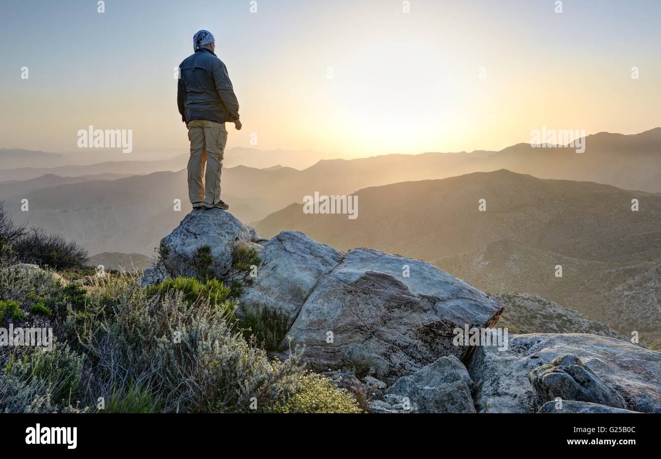 Hombre de pie en la cima de la montaña, McCain Valley, California, Estados Unidos Foto de stock