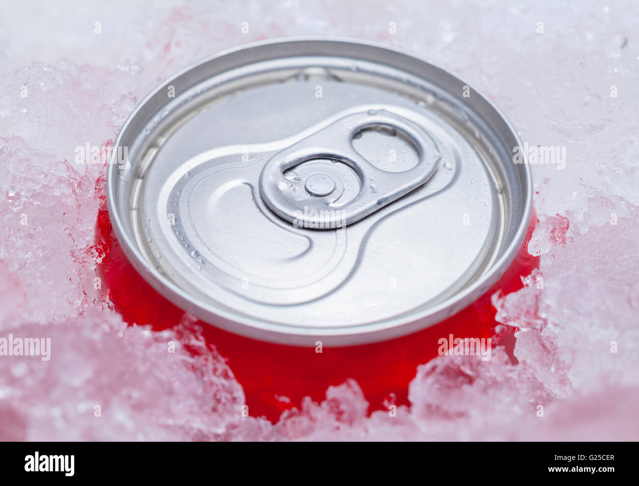 Una lata de refresco rojo empaquetados en hielo. Foto de stock