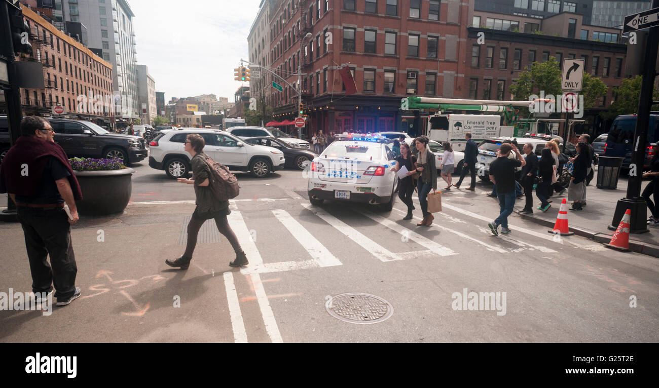 Los visitantes a la moda Meatpacking District en Nueva York cruzar la Novena Avenida en West 14th Street el miércoles, 18 de mayo de 2016. (© Richard B. Levine) Foto de stock