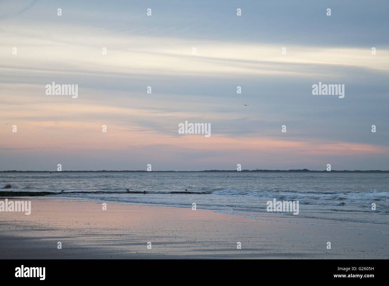 Luz del atardecer en la costa del mar del Norte Norderney Foto de stock