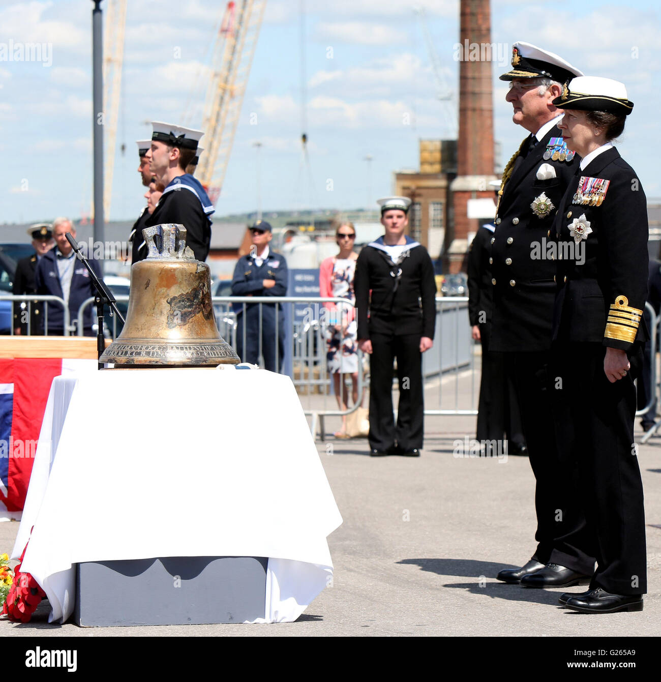Portsmouth, Hampshire, Reino Unido. El 24 de mayo, 2016. Una campana restaurada desde un WW2 Battlecruiser ha sido revelado por la princesa Ana en el día de hoy. La campana de HMS Hood está ahora en exhibición en el Museo Nacional de la Royal Navy (NMRN) en Portsmouth Historic Dockyard después de ser recuperado de los fondos marinos el año pasado. HMS Hood fue alcanzado por un proyectil de acorazado, Bismarck, en 1941 y hoy se conmemora el 75º aniversario de ese día. La Princesa Ana pasó luego a inaugurar oficialmente la nueva feria NMRN contando la historia de la Batalla de Jutlandia Crédito: uknip/Alamy Live News Foto de stock