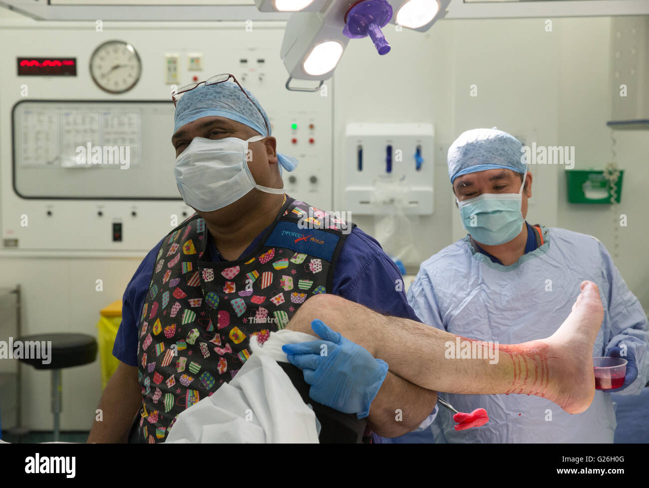 Los técnicos de teatro preparar al paciente para una operación Foto de stock