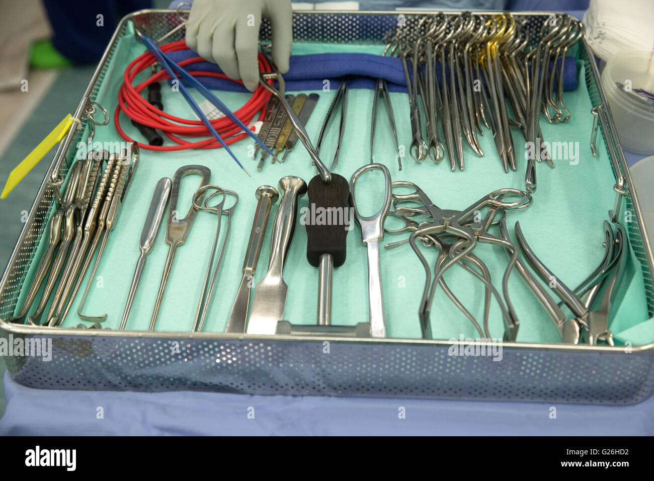 Instrumentos en el teatro del hospital con una mano alcanzando en Foto de stock