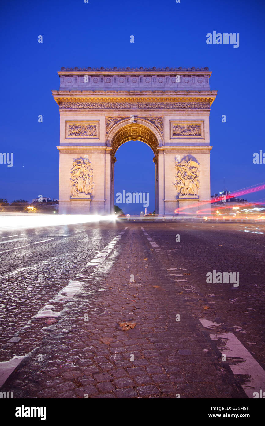 Vista frontal del Arc de Triomphe (Arco de Triunfo) en París al atardecer - disparo vertical Foto de stock