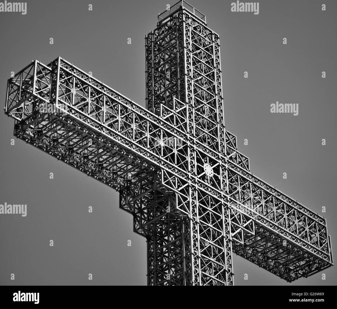 Primer plano de la construcción de acero de una cruz cristiana en los